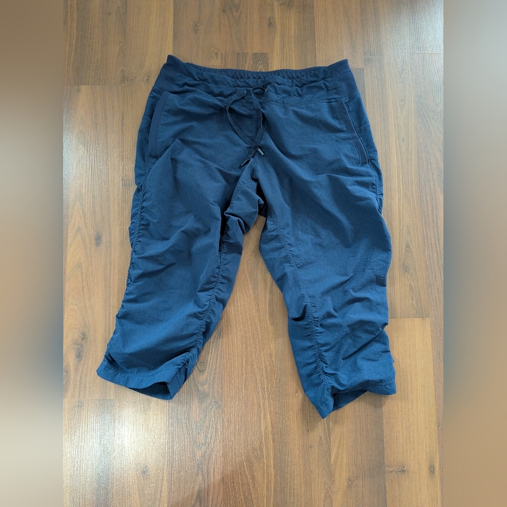 Kirkland Women's Navy Cropped Drawstring Capri Joggers